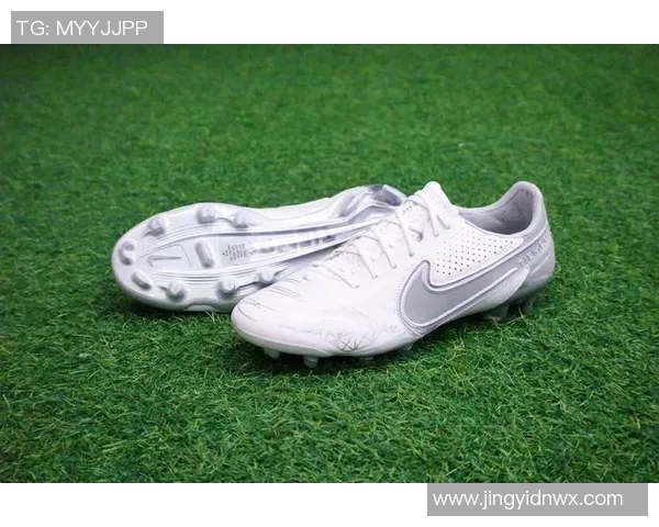 白色足球鞋耐克球星系列:为足球场上的传奇打造的专属战靴