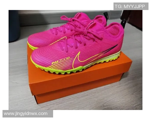 球星同款足球鞋碎钉设计揭秘如何提升球场表现与舒适度